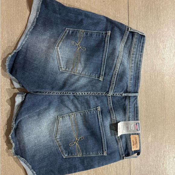 Women’s Levi’s high-rise shorts. Size 10. New with tags - Picture 3 of 4